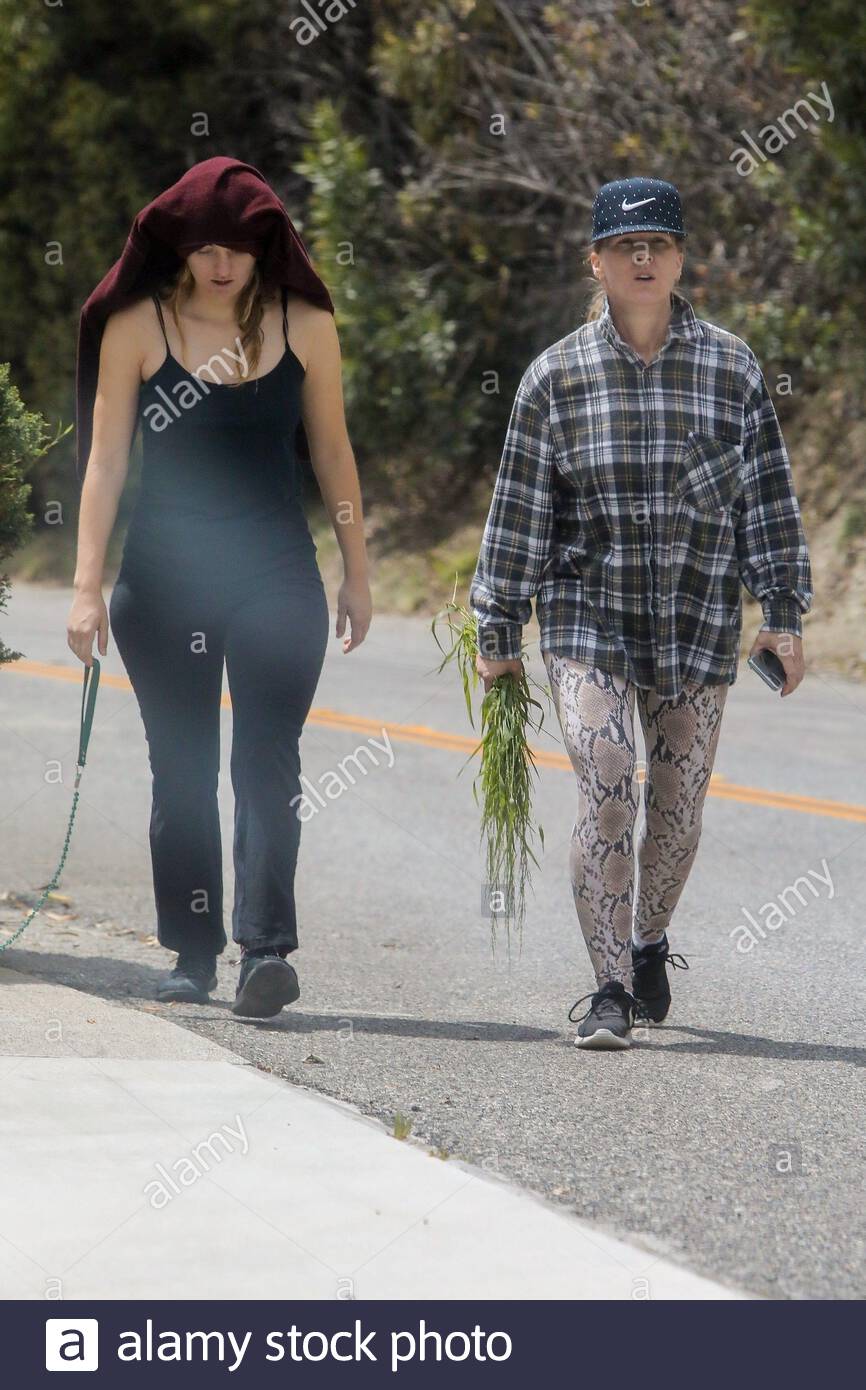 Los Angeles Ca Exclusive Actress And 90212 Alum Jennie Garth Goes For A Walk With Her Oldest Daughter Luca And Husband Dave Abrams Before The Couple Headed Out With Masks