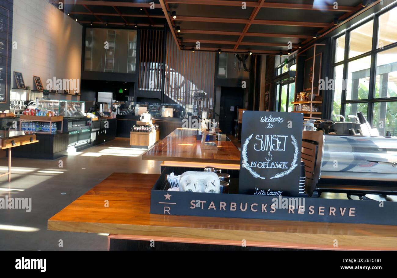 Los Angeles California Usa 17th April 2020 A General View Of Atmosphere Of Closed Starbucks On April 17 2020 In Los Angeles California Usa Photo By Barry Kingalamy Stock Photo 2BFC181 