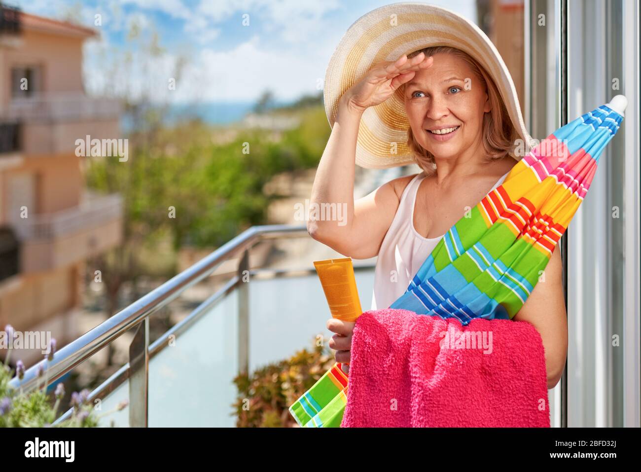 Elderly woman swimming hat hi-res stock photography and images - Alamy
