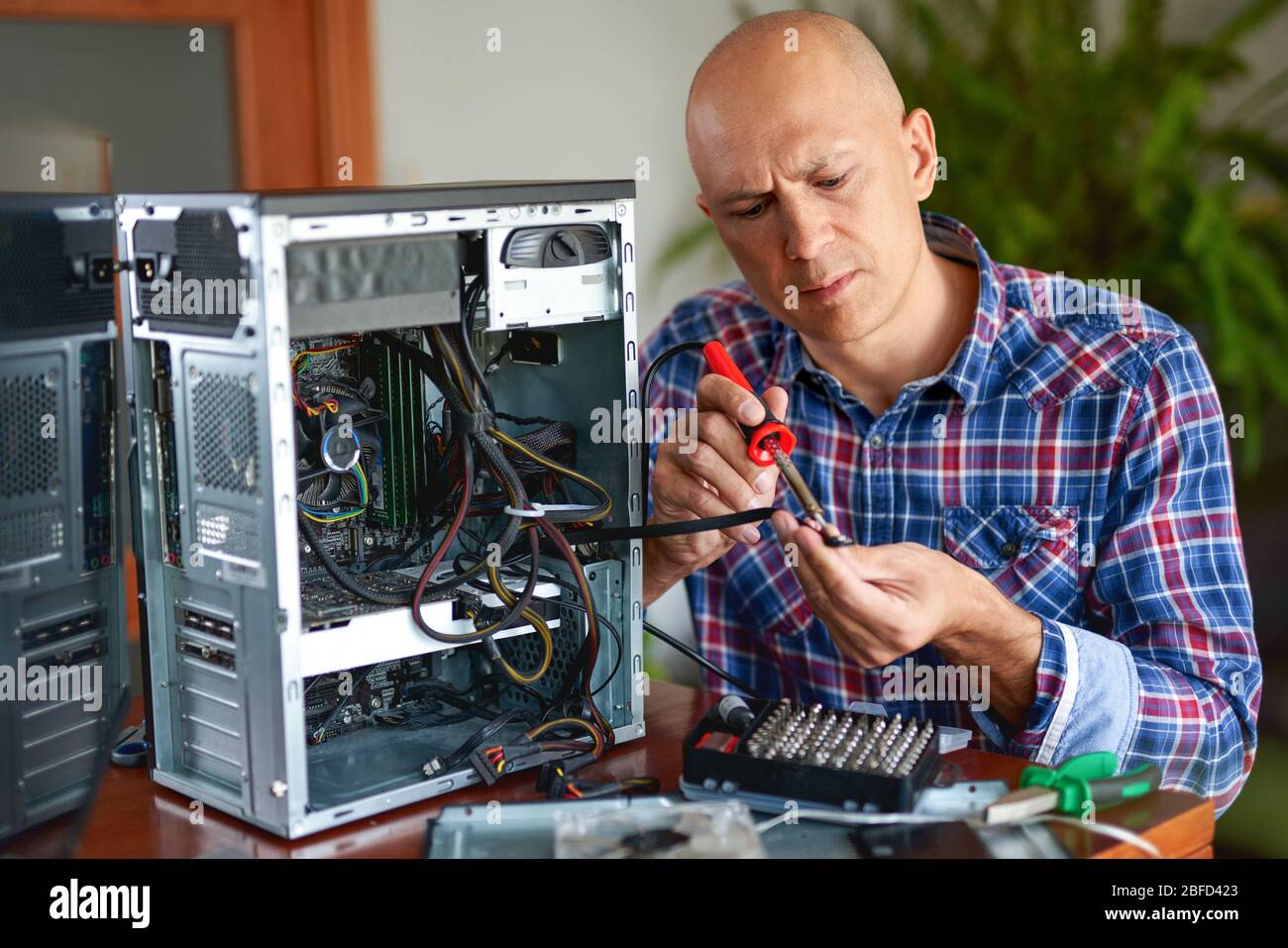 Fev Man Computer Man repairing computer on hi-res stock photography and images - Alamy