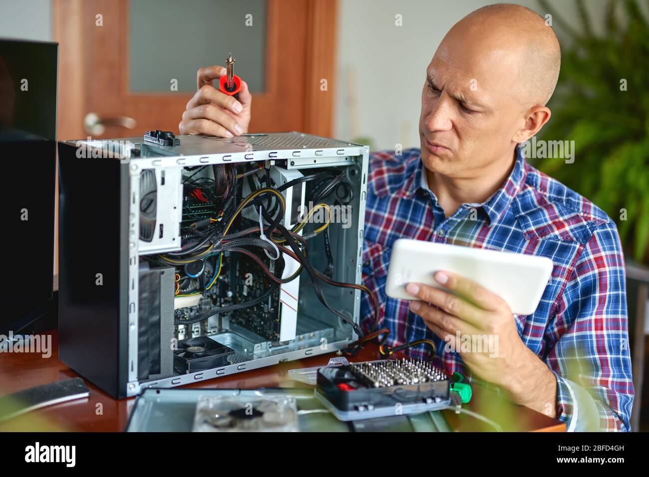 Computer Dabal Computer Computer repairman working hi-res stock photography and images - Alamy