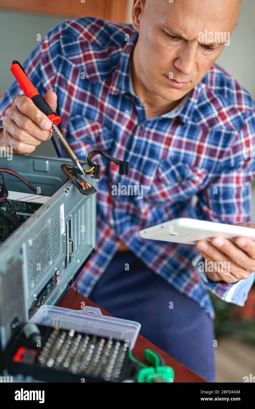 Dman Reparing Computer Man repairing computer motherboard hi-res stock photography and images ...