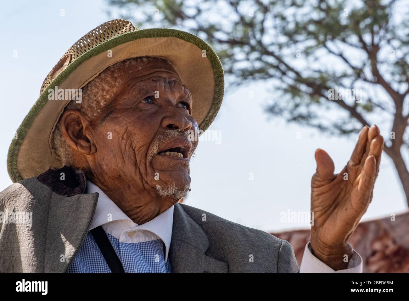 A headman of a Jo/hoansi village discusses the issue of shared land usage in Nyae Nyae, Namibia, Stock Photo