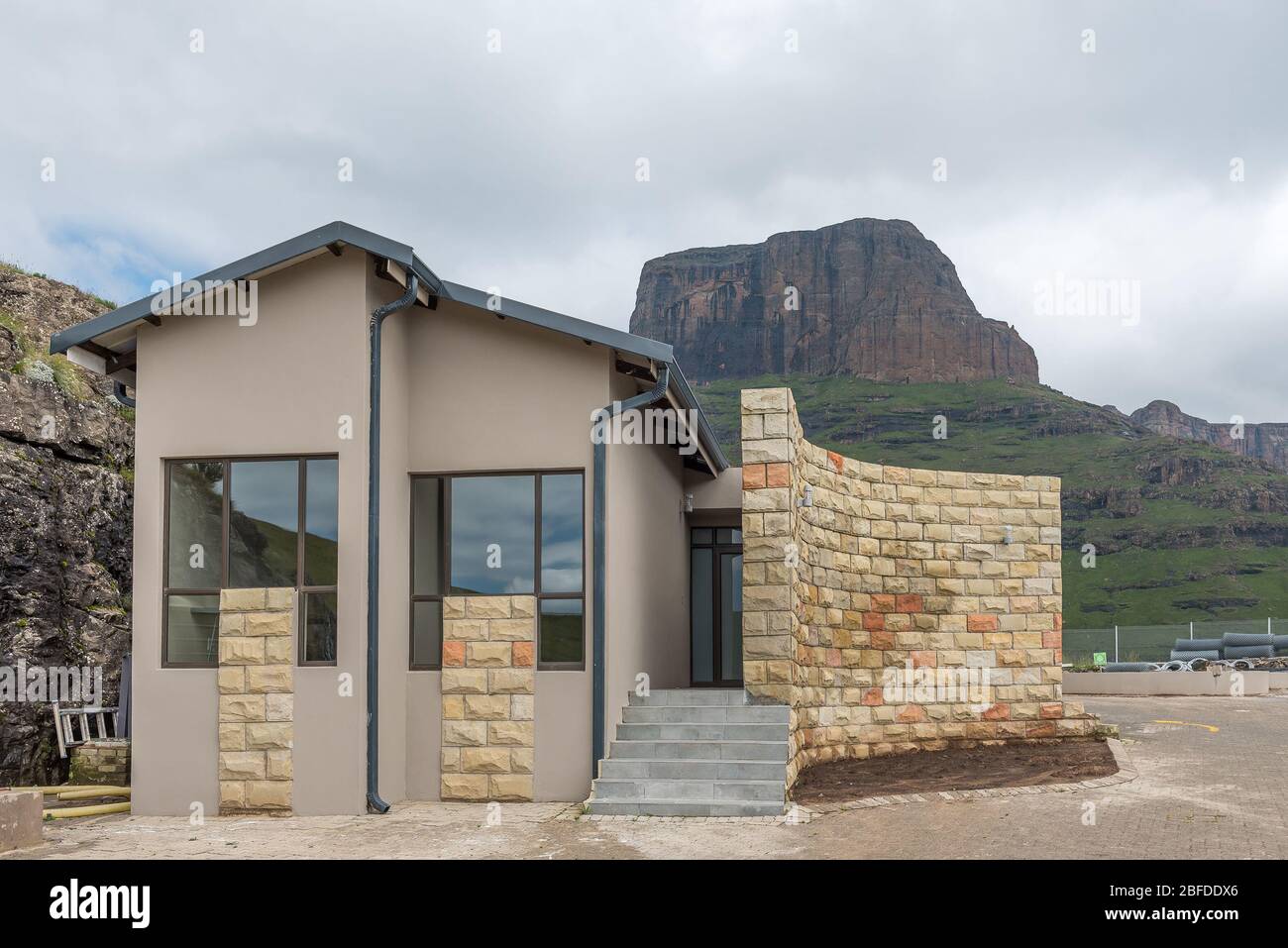 QWAQWA, SOUTH AFRICA - MARCH 4, 2020: Building at the parking area at the start of the Sentinel hiking trail to Tugela Falls. The Sentinel Peak is vis Stock Photo