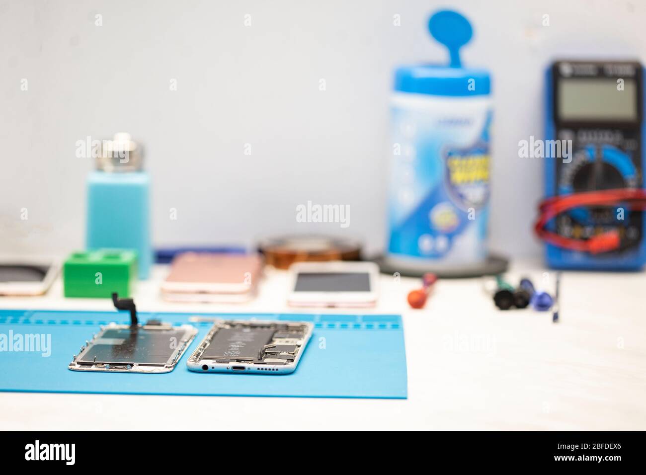 Desk of mobile phone parts in service Stock Photo Alamy