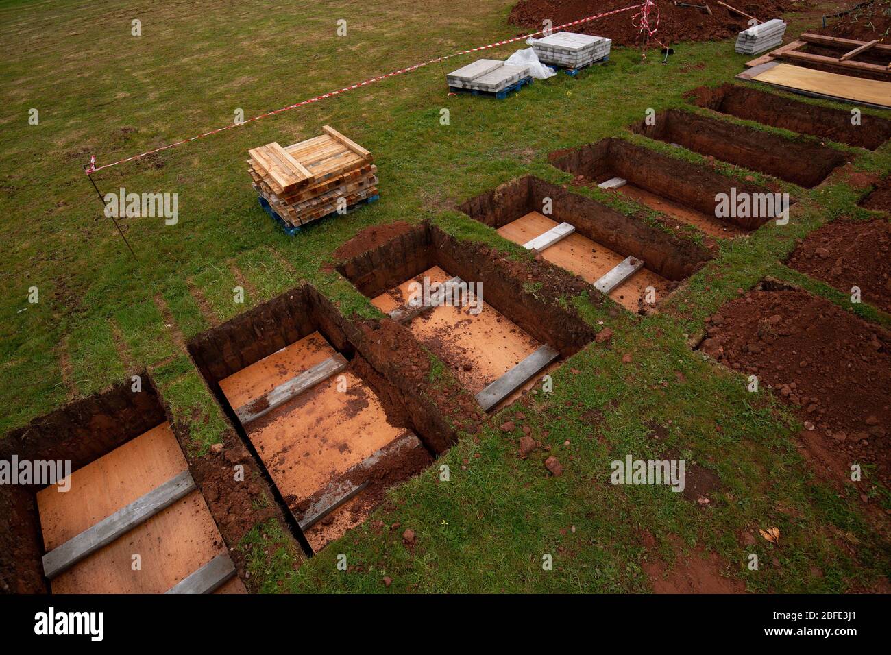 Rows of new graves being prepared at High Wood Cemetery, Nottingham. Britain has experienced the highest number of deaths in one week since records began, with hundreds of deaths every day caused by the coronavirus. Stock Photo