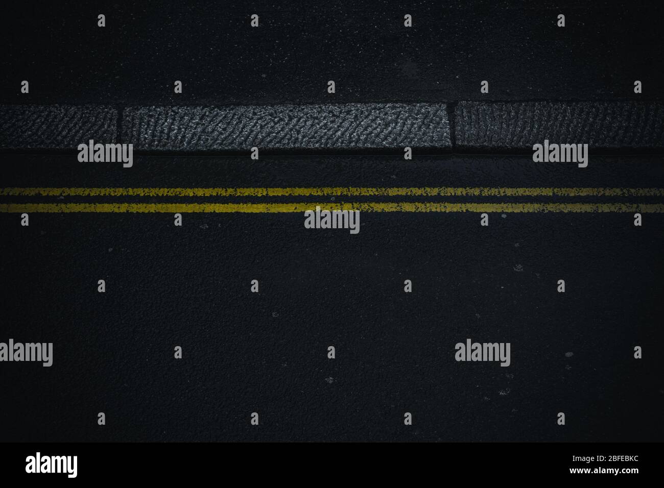 Double yellow lines village hi-res stock photography and images - Alamy