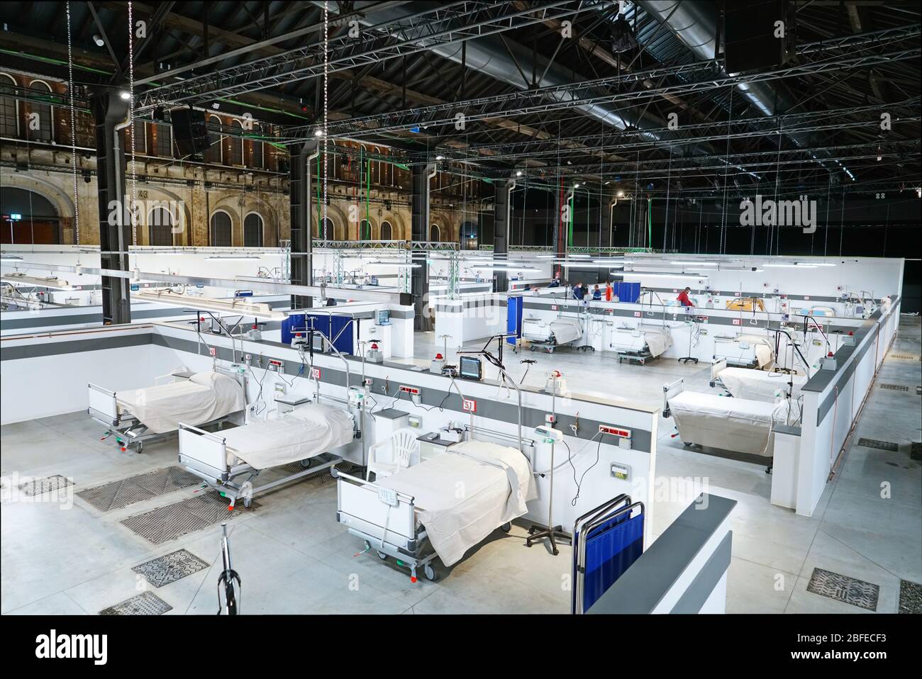 Covid field hospital, set up in a former industrial plant, with 90 beds equipped for coronavirus intensive therapy. Turin, Italy - April 2020 Stock Photo
