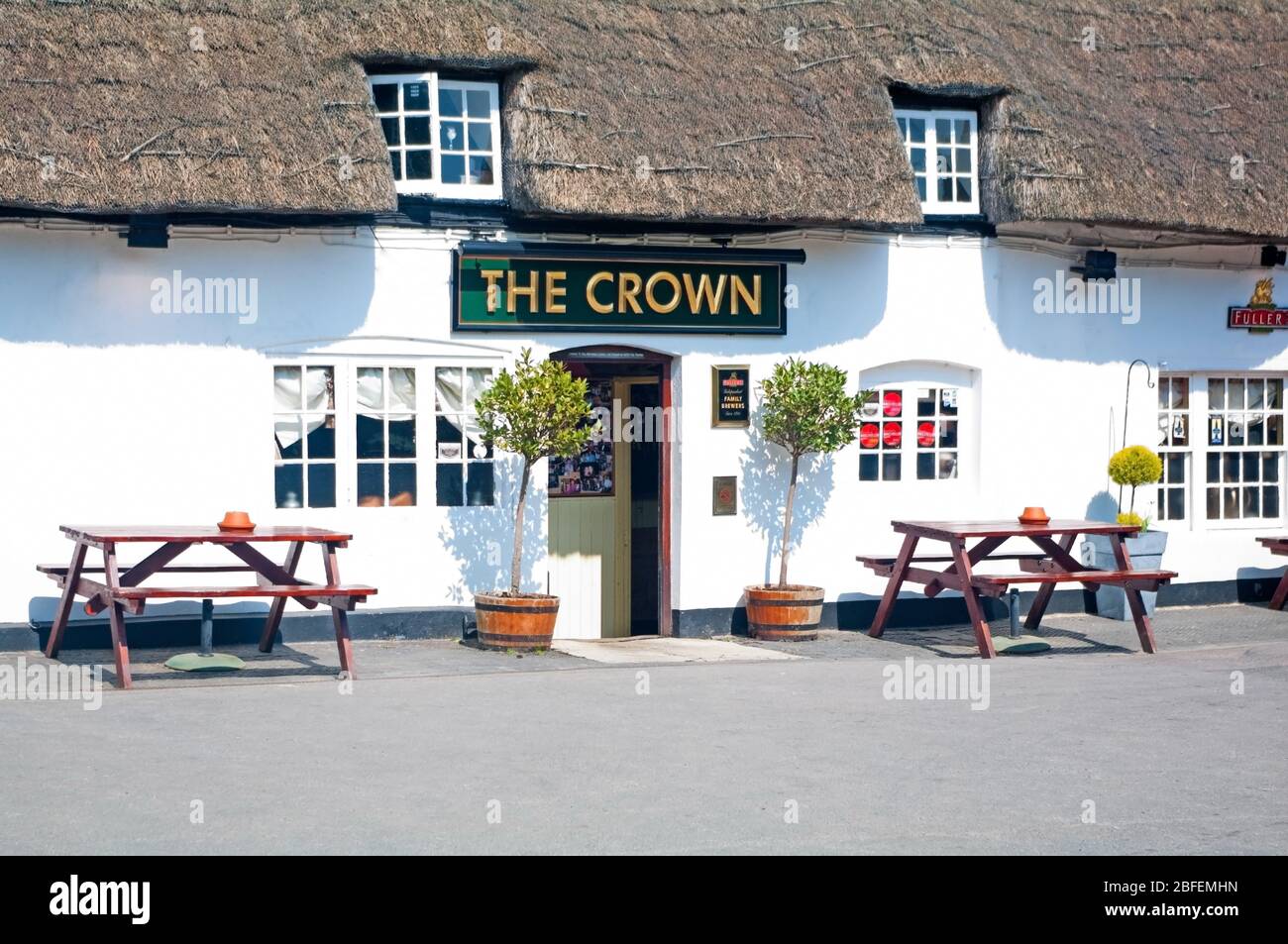 Cuddington, Buckinghamshire, The Crown Pub, Thatch Stock Photo Alamy