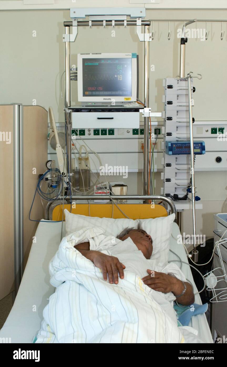 Elderly man in hospital bed hi-res stock photography and images - Alamy