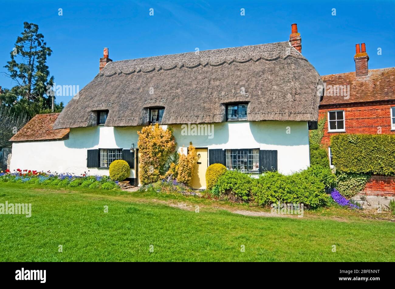 Cuddington, Buckinghamshire, Thatch Cottage Stock Photo Alamy