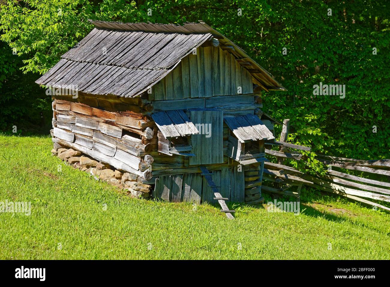 old wood farm building, hand-hewn, split-rail fence, woods, grass, Hensley Settlement, early 1900s, Brush Mountain, Cumberland Gap National Historic P Stock Photo