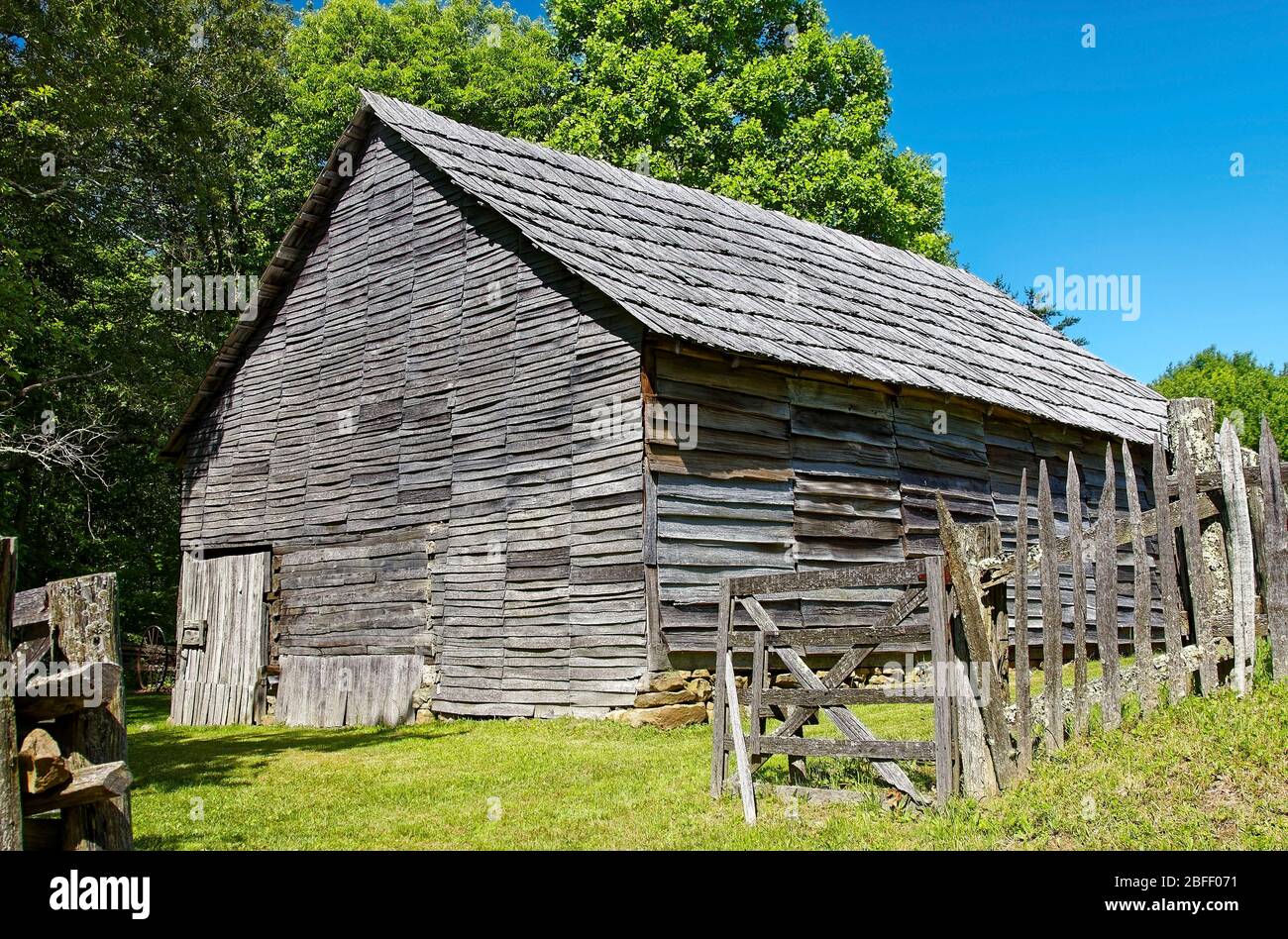 old log cabin; hand-hewn, rough texture, wood picket fence; trees; grass;  Hensley Settlement; 1903, Brush Mountain, Cumberland Gap National Historic  P Stock Photo - Alamy, image size:1300x948