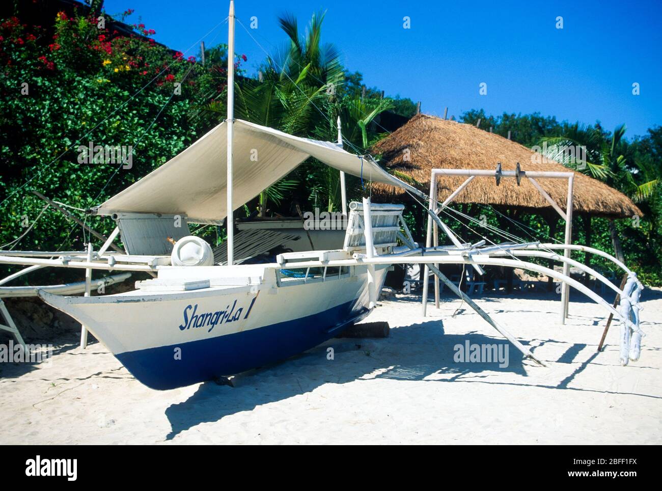 Outrigger on the beach at the Shangri-la Hotel, Cebu, Philippines, April 1996 Stock Photo