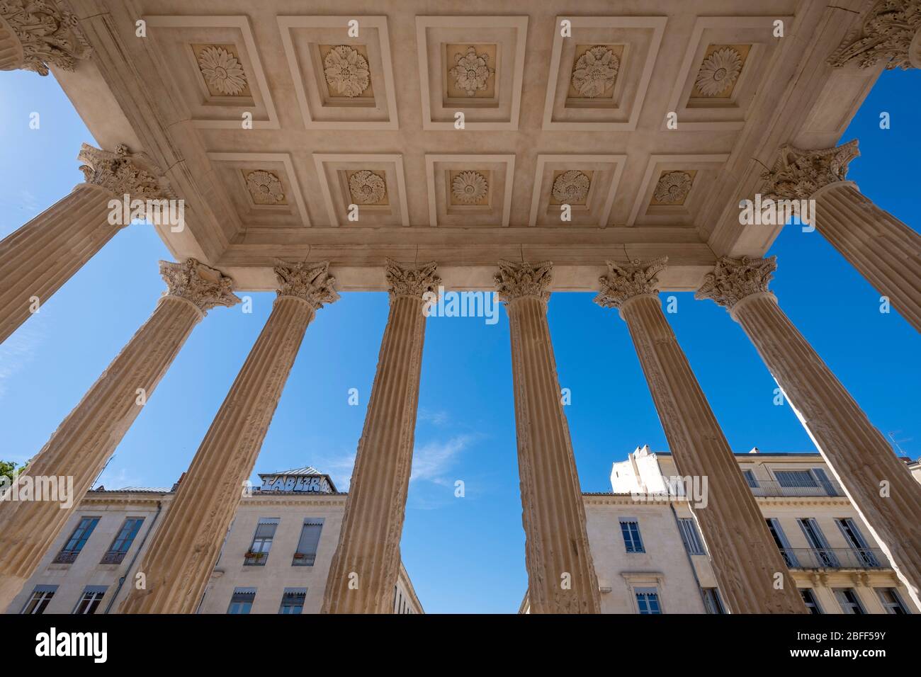 The Maison Carr e Ancient Roman Temple In Nimes France Europe Stock the-maison-carr-e-ancient-roman-temple-in-nimes-france-europe-stock