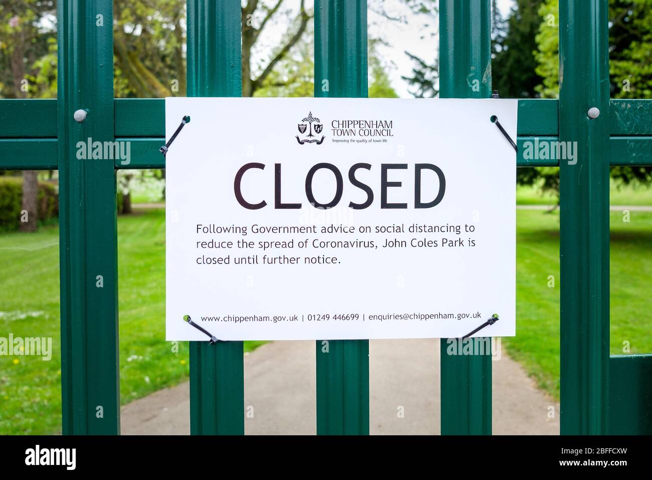 A sign informing the public that a park is closed due to the coronavirus covid 19 outbreak is pictured at an entrance to a public park in Chippenham Stock Photo