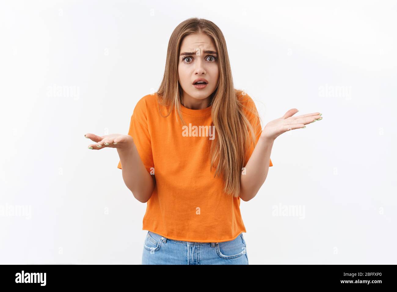 Девушка вырывается из рук мужчины. Девушка бросает парня. Женщина утешает мужчину. Красивые фотографии людей. Закомплексованная девушка.