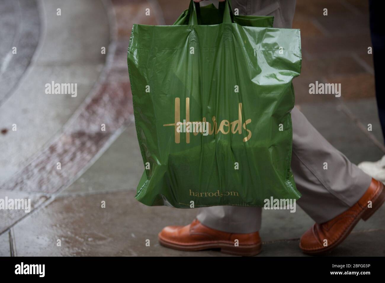 Harrods carrier bag hi res stock photography and images Alamy