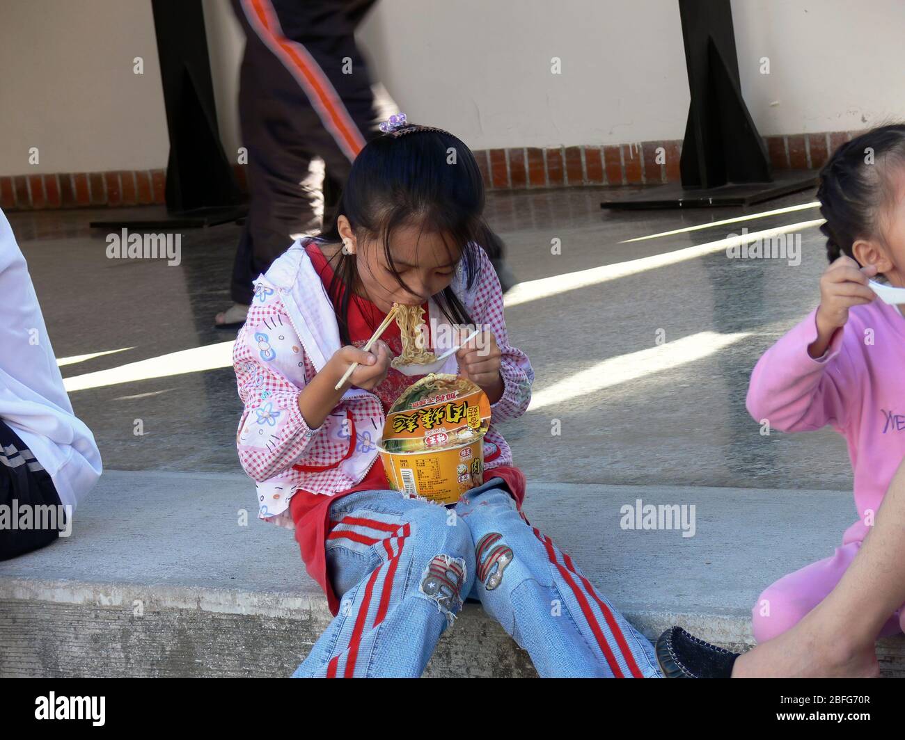 Hualien, NOV 5, 2005 - Child eating instant noddle as lunch in Taroko Gorge Marathon event Stock Photo