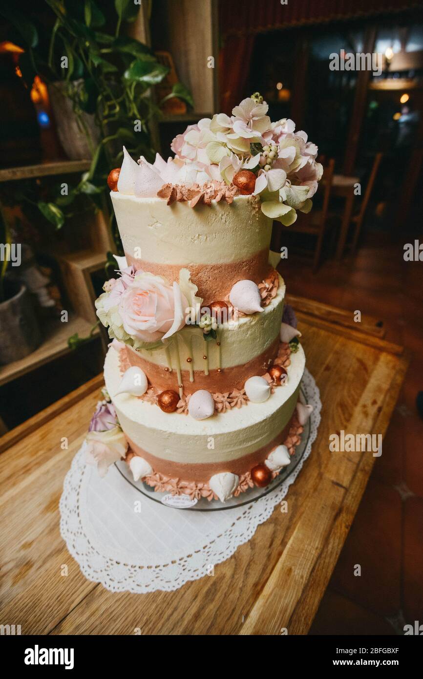 Big beautiful wedding cake and fresh roses - stock photo 1599333 |  Crushpixel