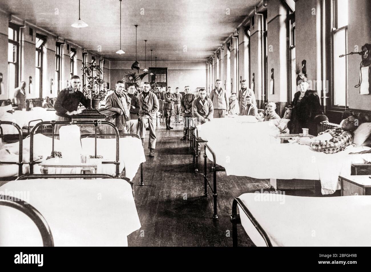 American ward at the Fourth Scottish General Hospital in Glasgow. Most of the patients are influenza cases from incoming convoys 1918 Stock Photo