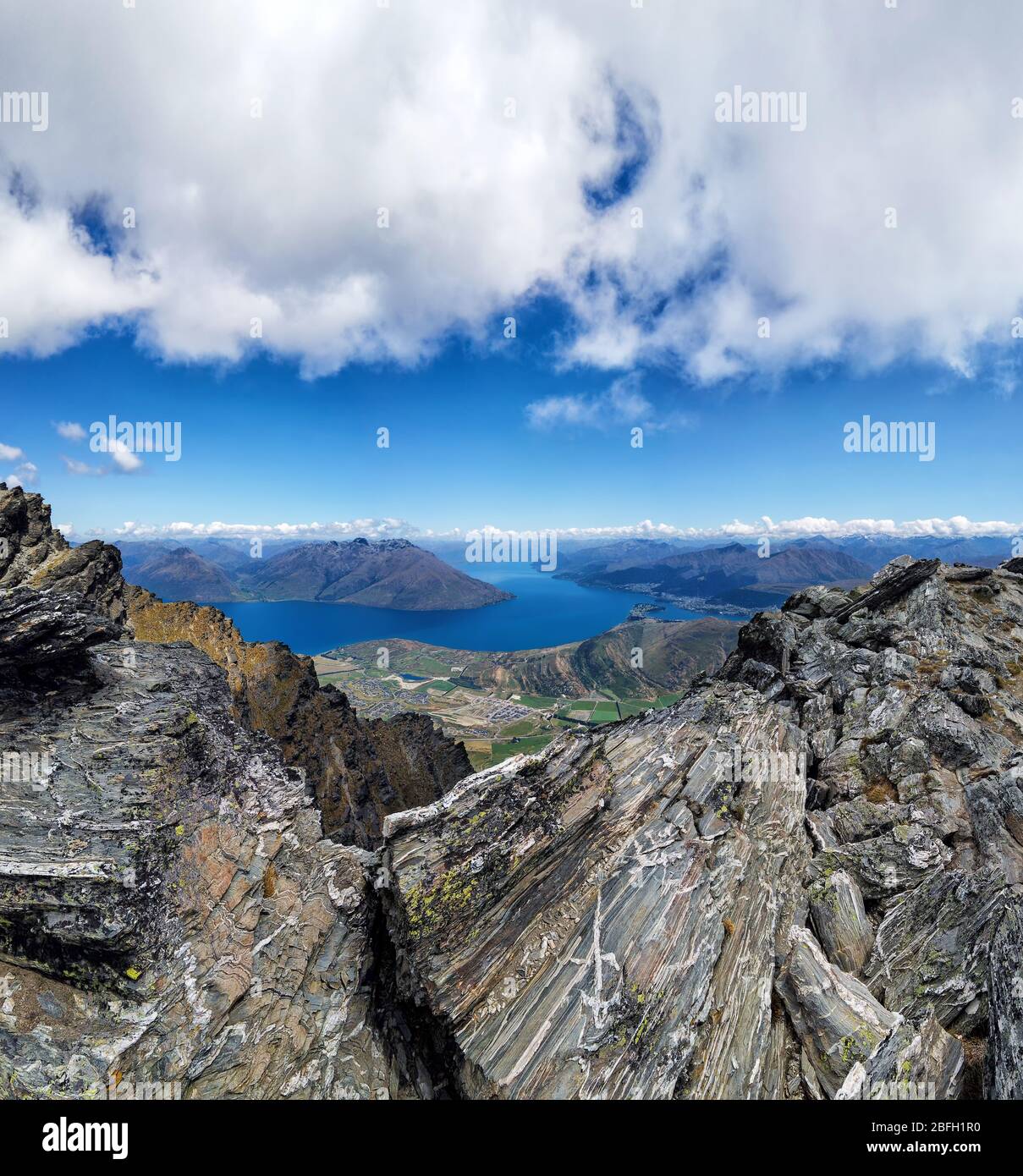 Queenstown and Lake Wakatipu, Otago, South Island, New Zealand, Oceania ...