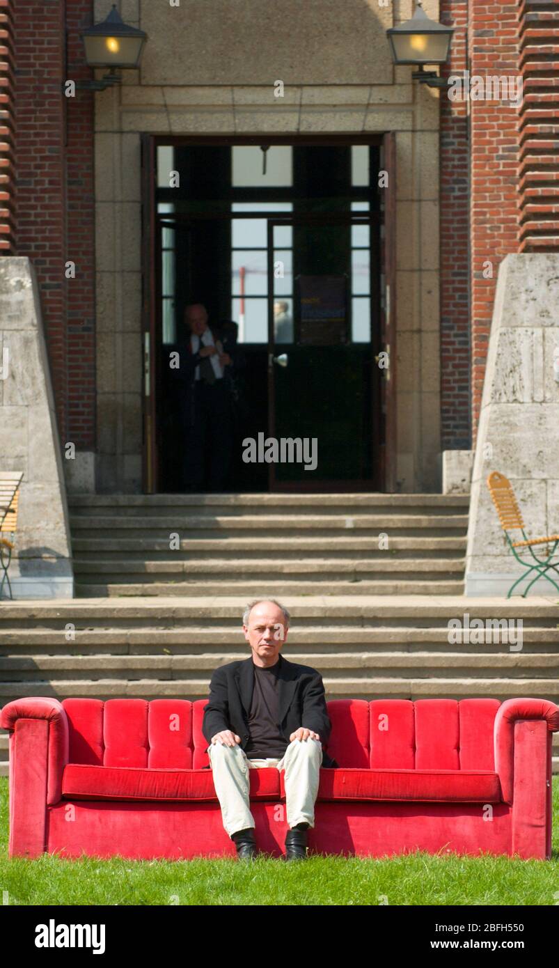 NRW Forum Düsseldorf Germany 30.4.2004, photographer Horst Wackerbarth on  his famous red couch in front of the exhibition „Horst Wackerbarth - die  rote Couch“ Stock Photo - Alamy