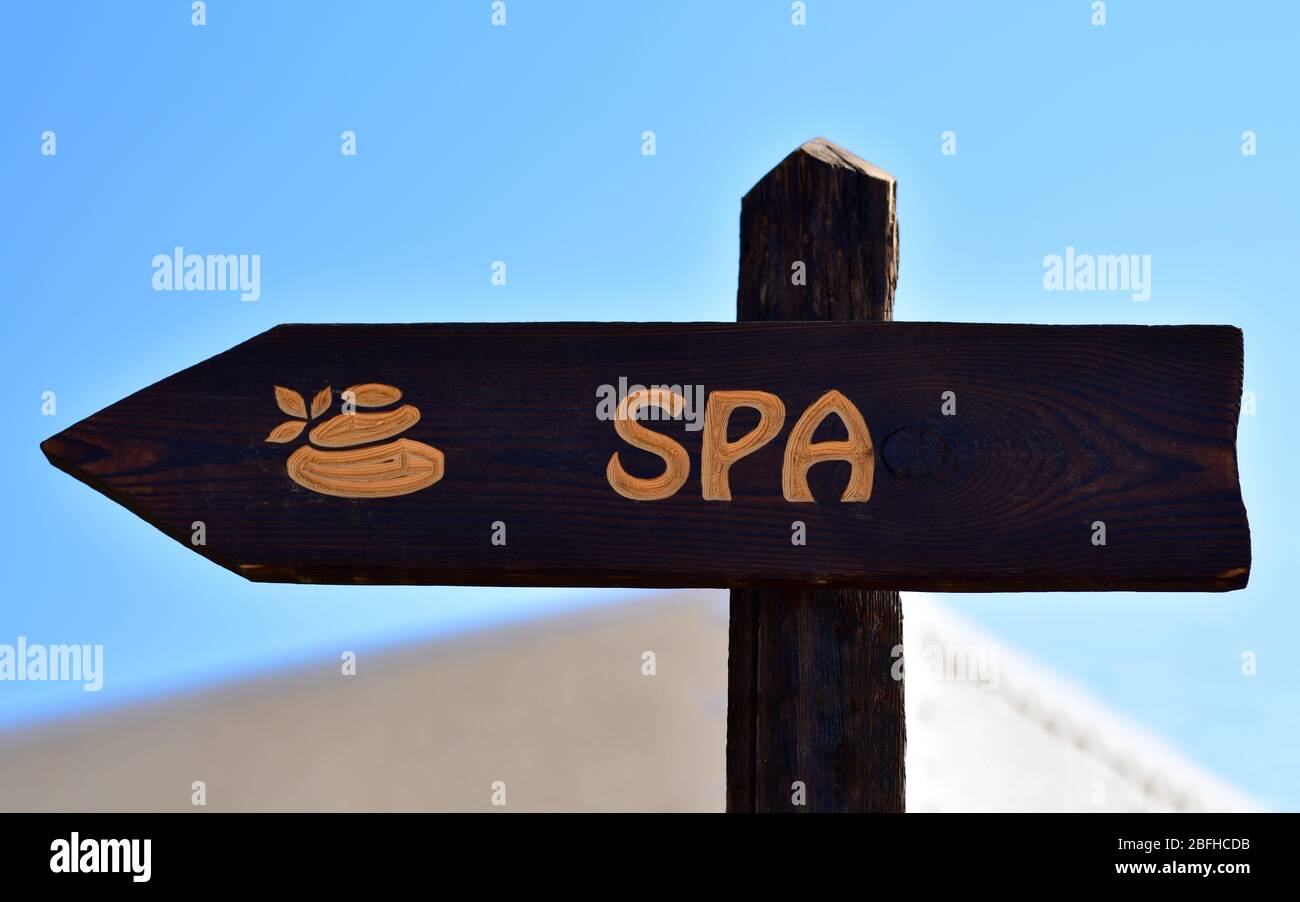 Hotel sign indication board hi-res stock photography and images - Alamy