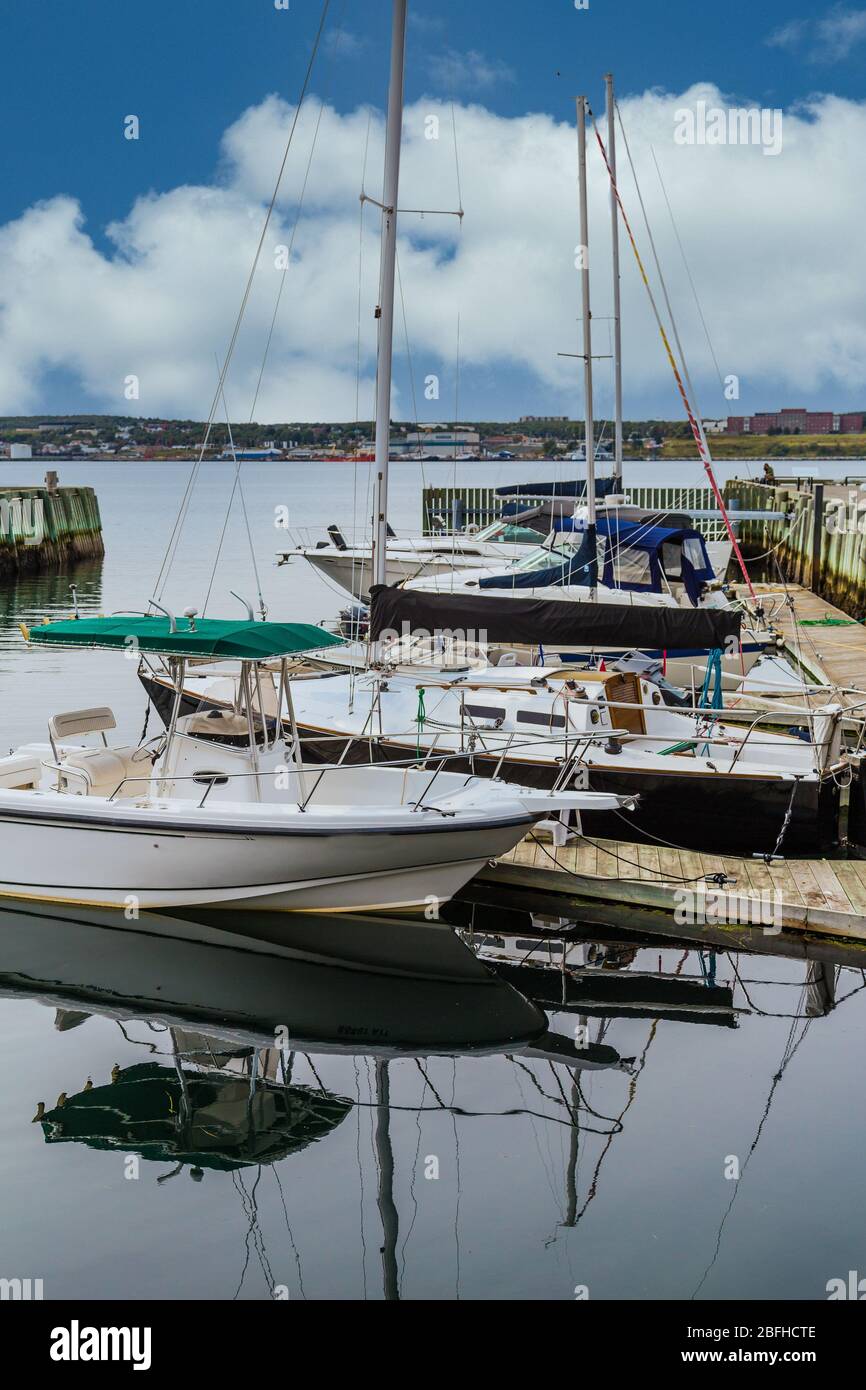 White cabin cruiser hires stock photography and images Alamy