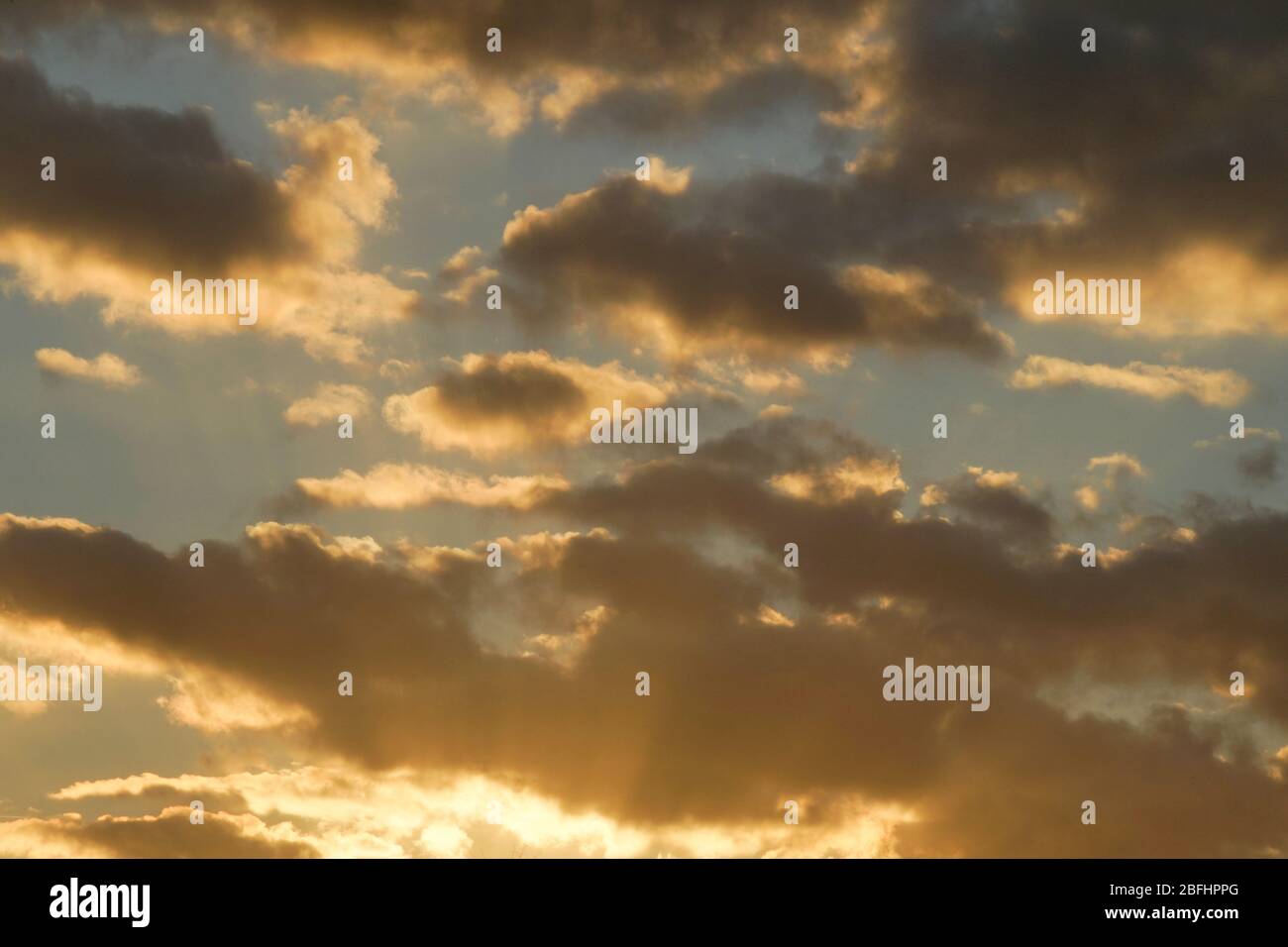 interessanter Himmel mit Spitzenlichtwirkung gelb/dunkel Stock Photo