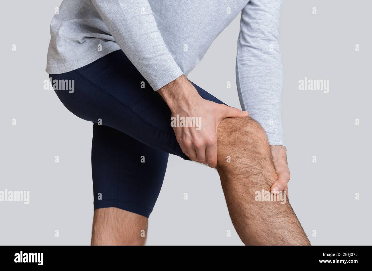 Man hurt leg hires stock photography and images Alamy