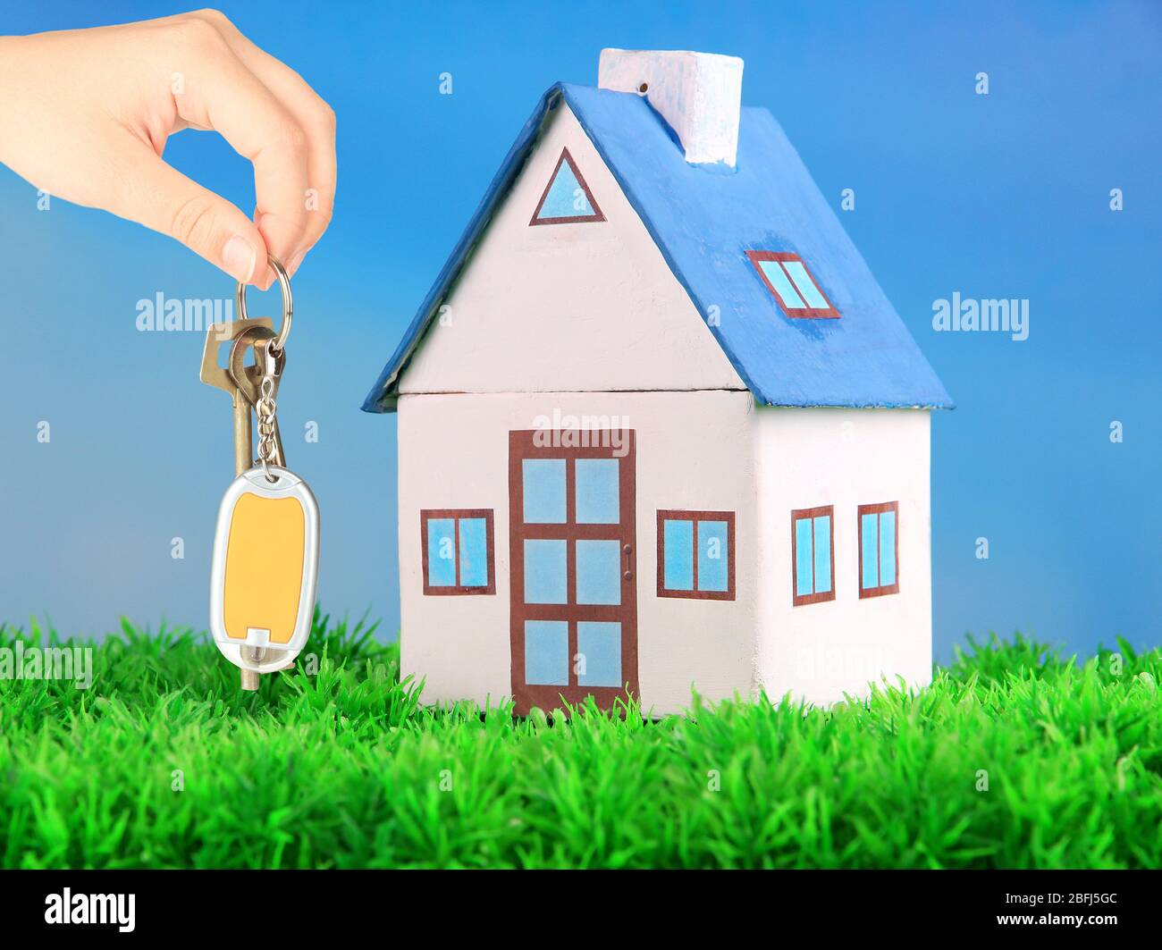 Key in hand and house model, Real estate concept Stock Photo - Alamy