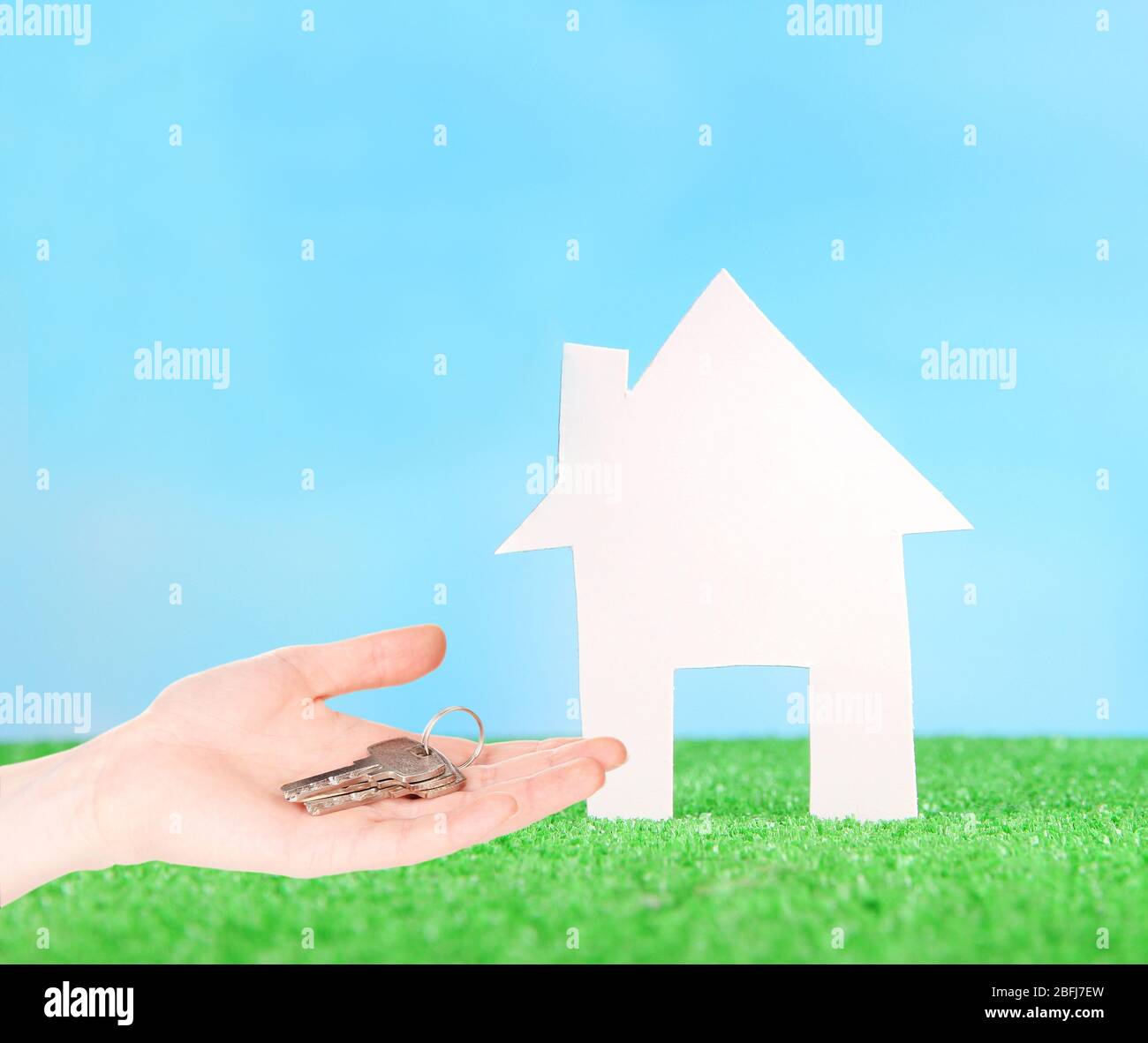 Key in hand and house model, Real estate concept Stock Photo - Alamy