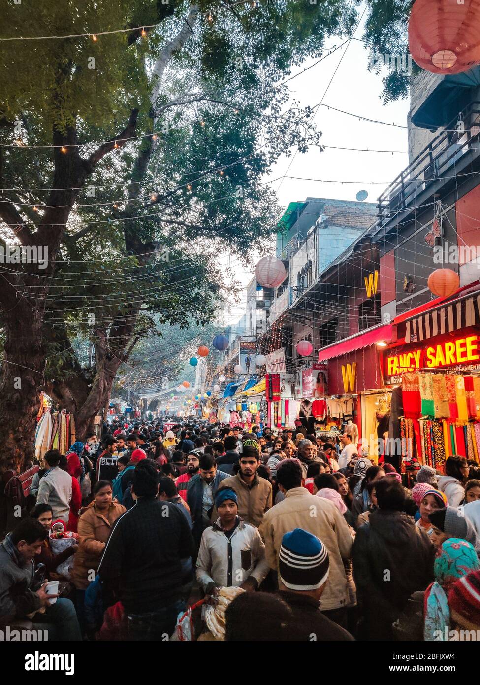 Shopping in Delhi's popular street market - Sarojini Nagar Stock Photo