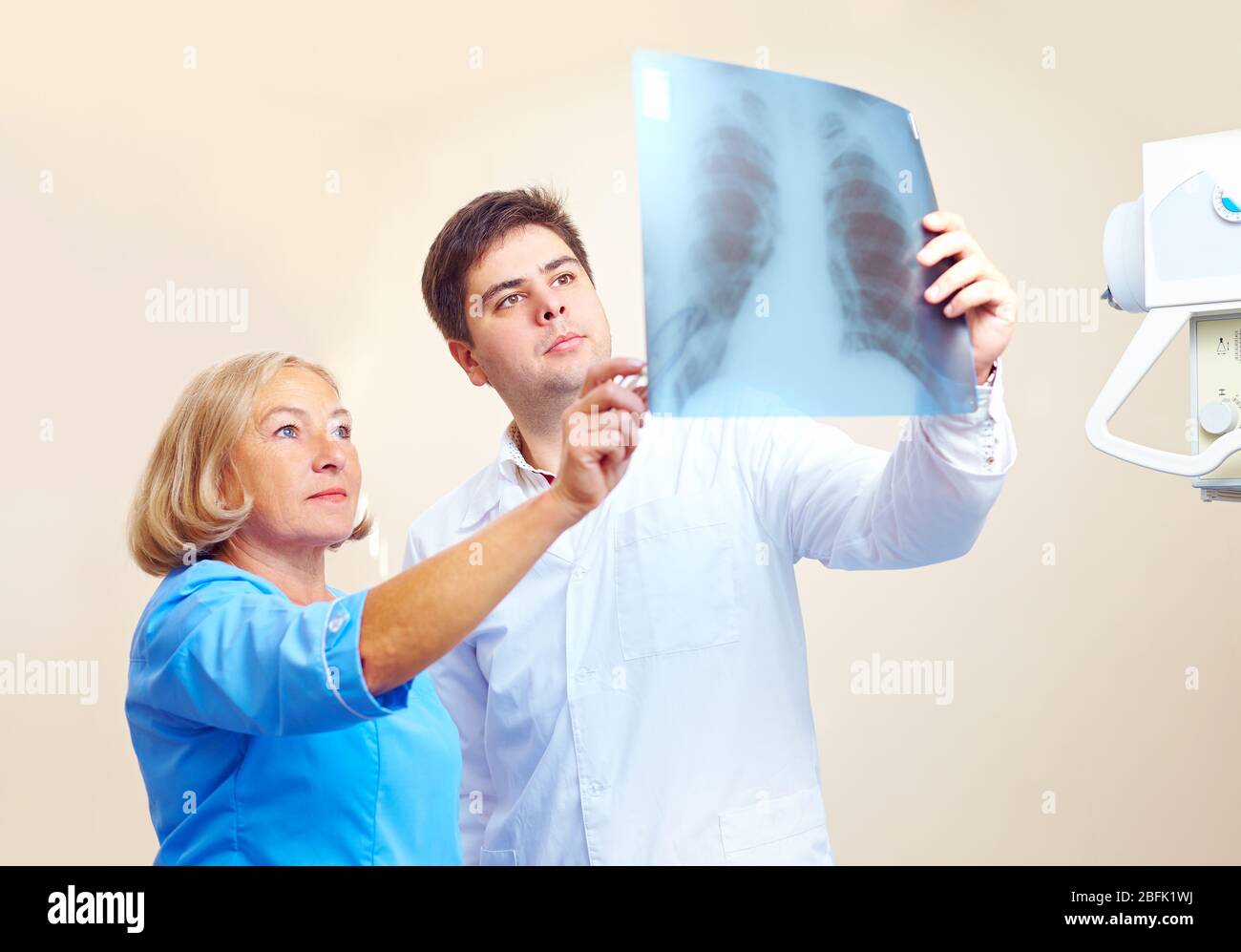 medical staff discussing the roentgen radiogram in hospital Stock Photo