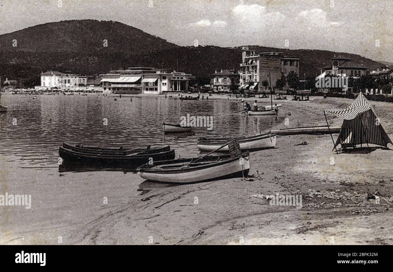Vue Sur La Plage De Sainte Maxime Sainte Maxime Avec Le Casino Var Cote D Azur Carte Postale Annees 1910 Collection Privee Stock Photo Alamy