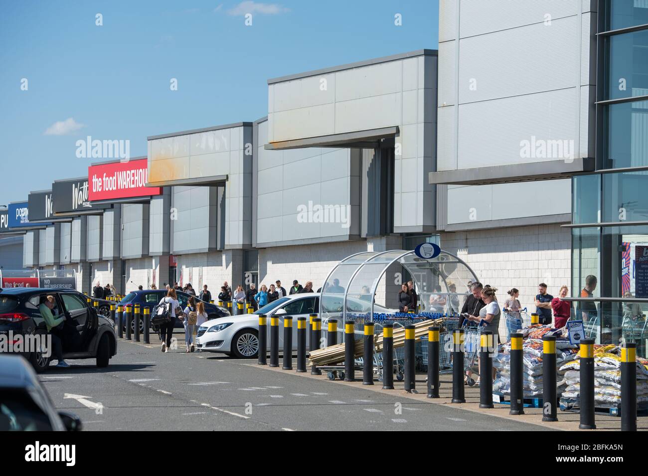glasgow-uk-19th-apr-2020-pictured-long-lines-of-people-wait-in