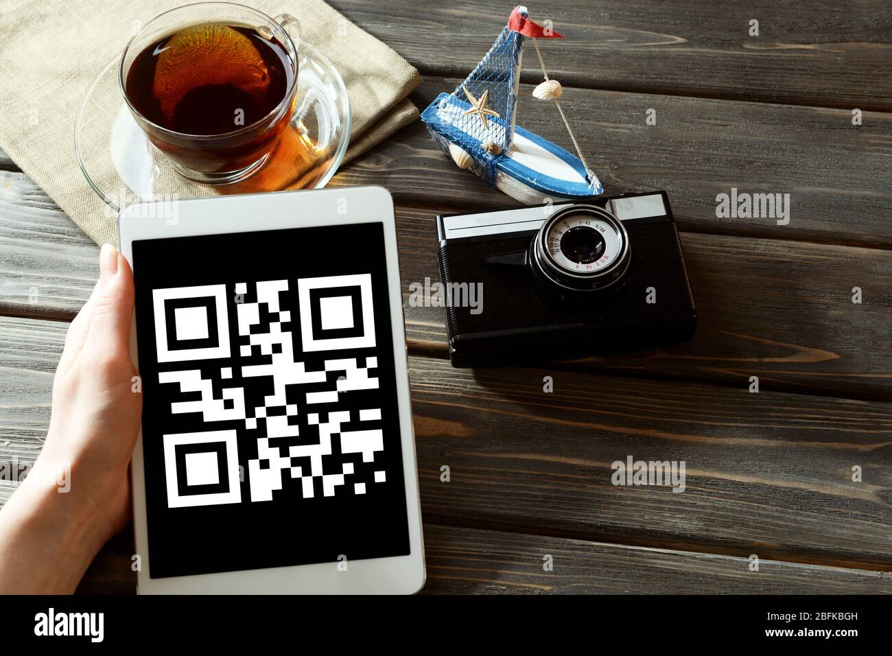 Hand holding tablet PC with QR code on screen Stock Photo - Alamy