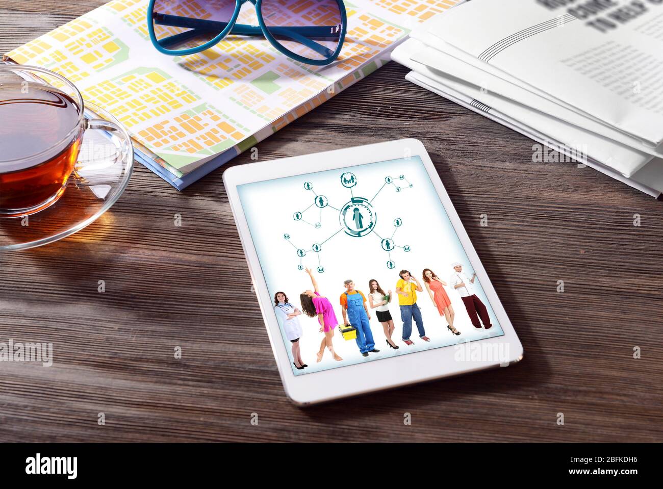 Tablet-pc with social network structure on screen Stock Photo - Alamy