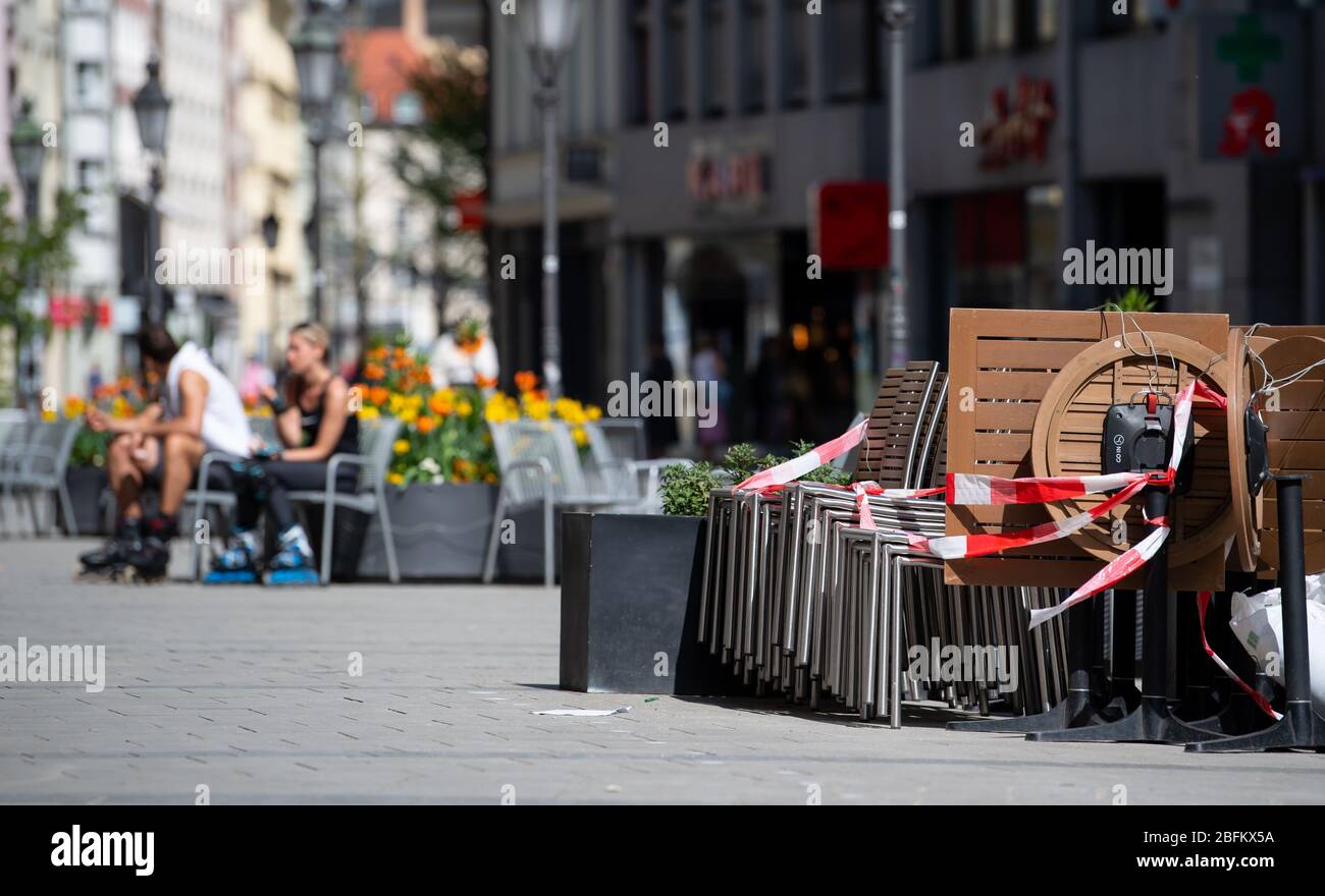 Munich, Germany. 19th Apr, 2020. Excursionists enjoy the beautiful weather  in the city centre. Credit: Sven Hoppe/dpa/Alamy Live News Stock Photo -  Alamy
