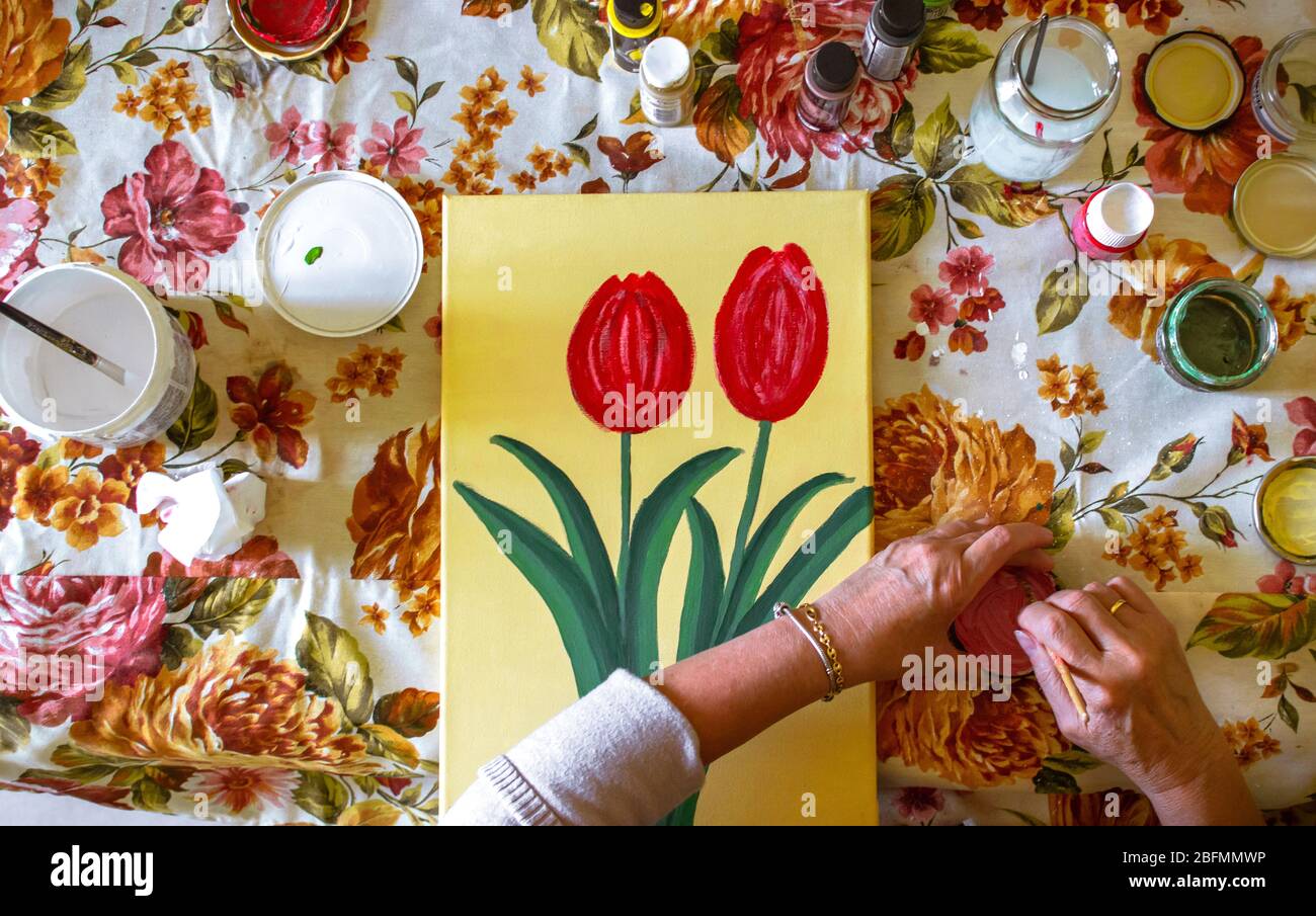 Elderly woman hands painting hi-res stock photography and images - Alamy