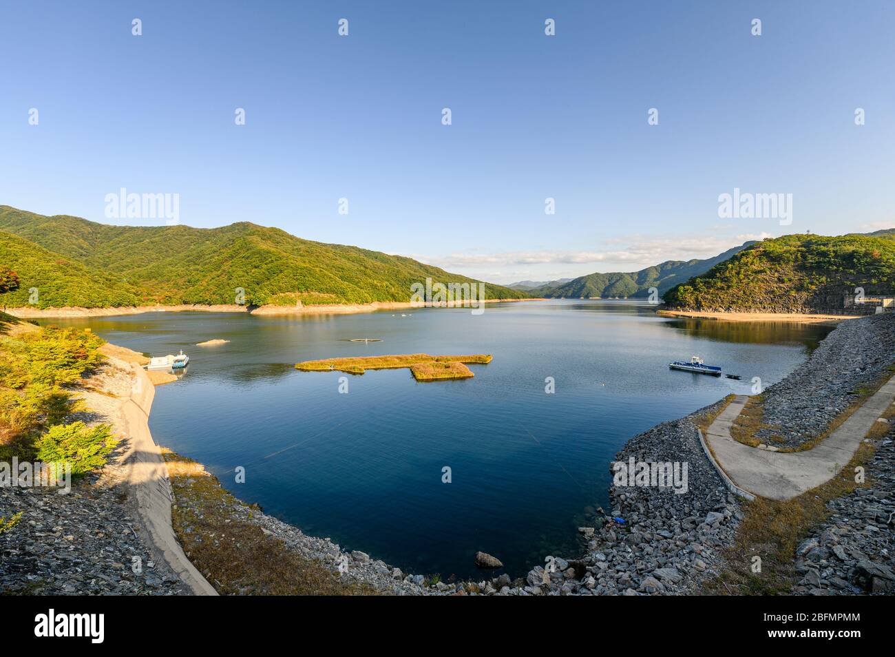 Soyanggang Dam with Soyang river and blue sky in valley on sunny at Chuncheon, Gangwondo, South Korea Stock Photo