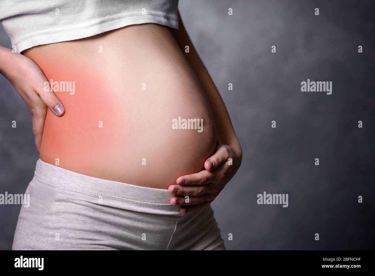 39 неделя беременности ощущение. Живот. Беременный живот. Беременный живот на боку. Низ живота у беременной.