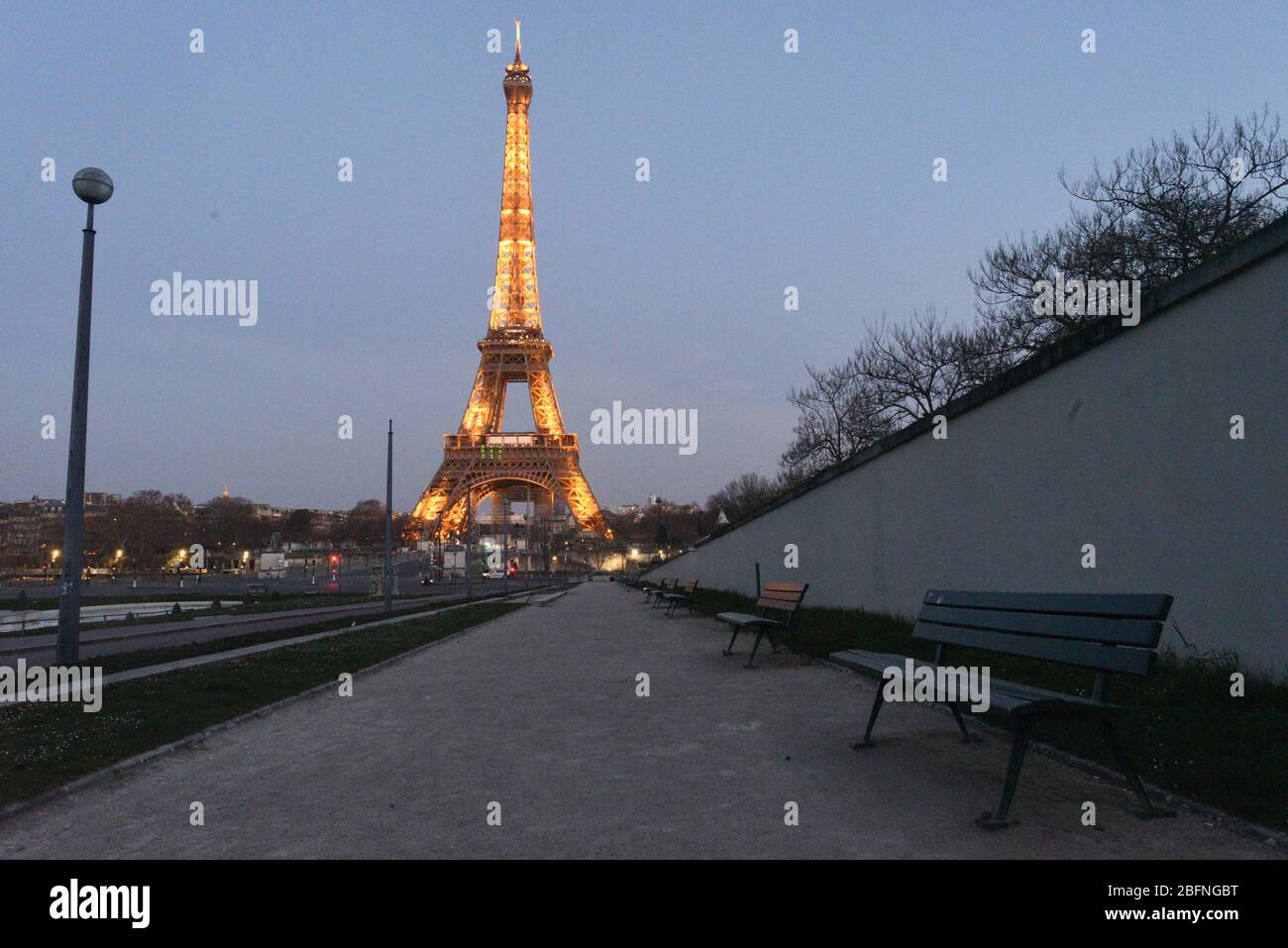 *** STRICTLY NO SALES TO FRENCH MEDIA OR PUBLISHERS - RIGHTS RESERVED *** March 26, 2020 - Paris, France: View on the Trocadero esplanade and Eiffel tower, a major tourist landmark, which is completely desert during the lockdown against the spread of coronavirus. Stock Photo