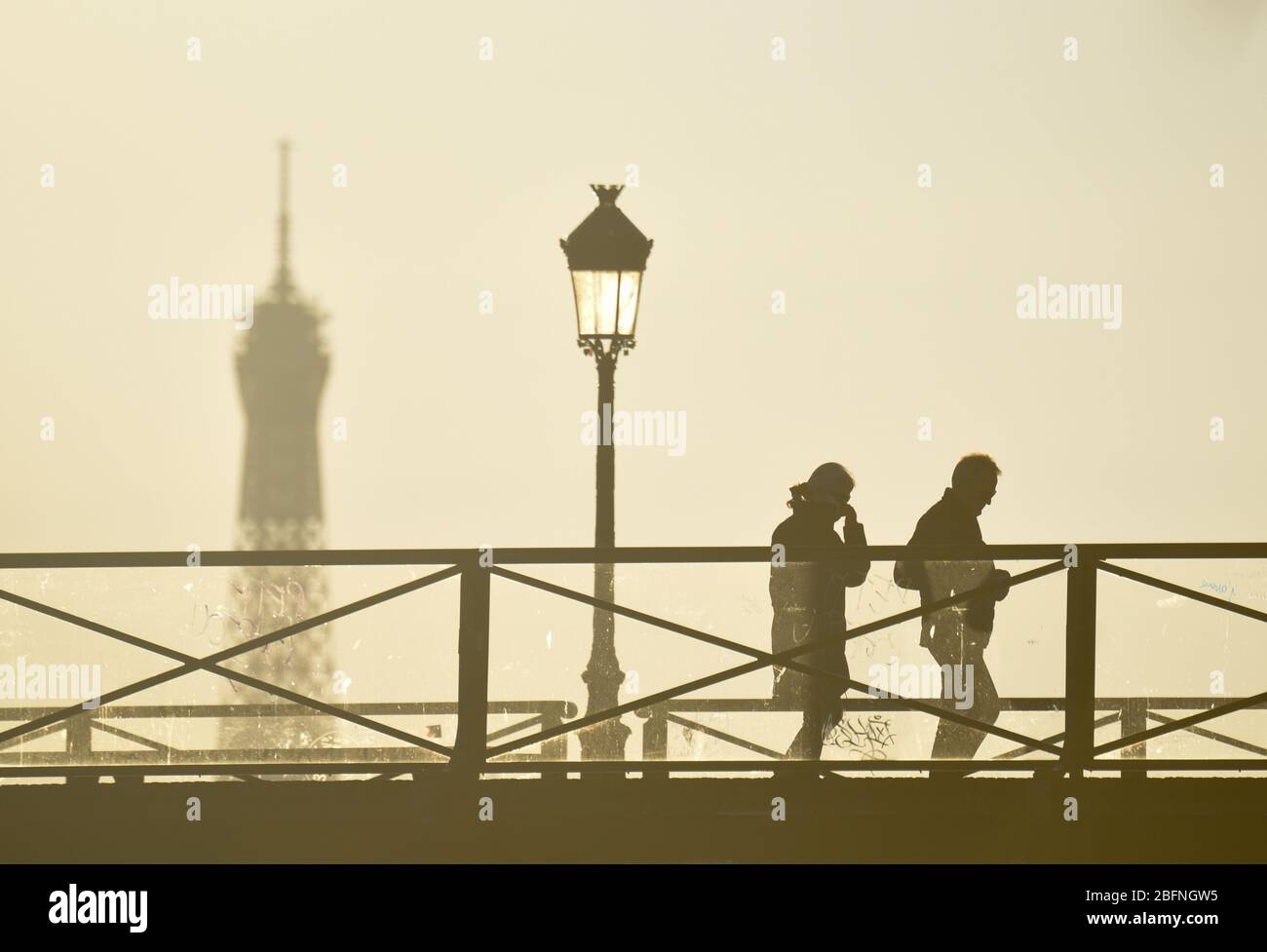 *** STRICTLY NO SALES TO FRENCH MEDIA OR PUBLISHERS - RIGHTS RESERVED *** March 26, 2020 - Paris, France: View on the bridge in foreground to the Eiffel tower, a major tourist landmark, which is completely desert during the lockdown against the spread of coronavirus. Stock Photo