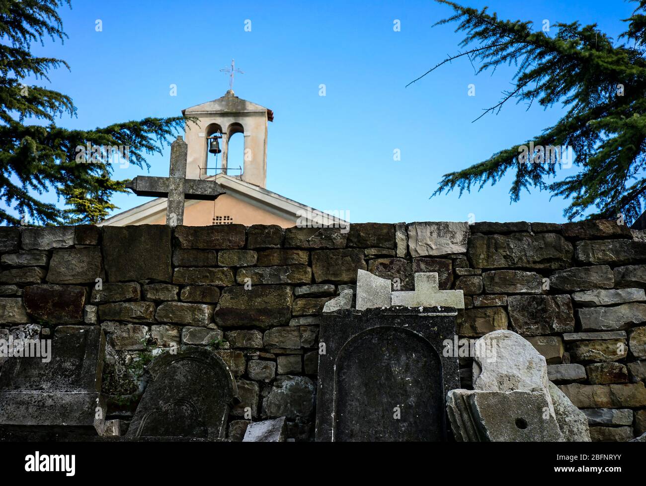 Broken headstone in rural hi-res stock photography and images - Alamy