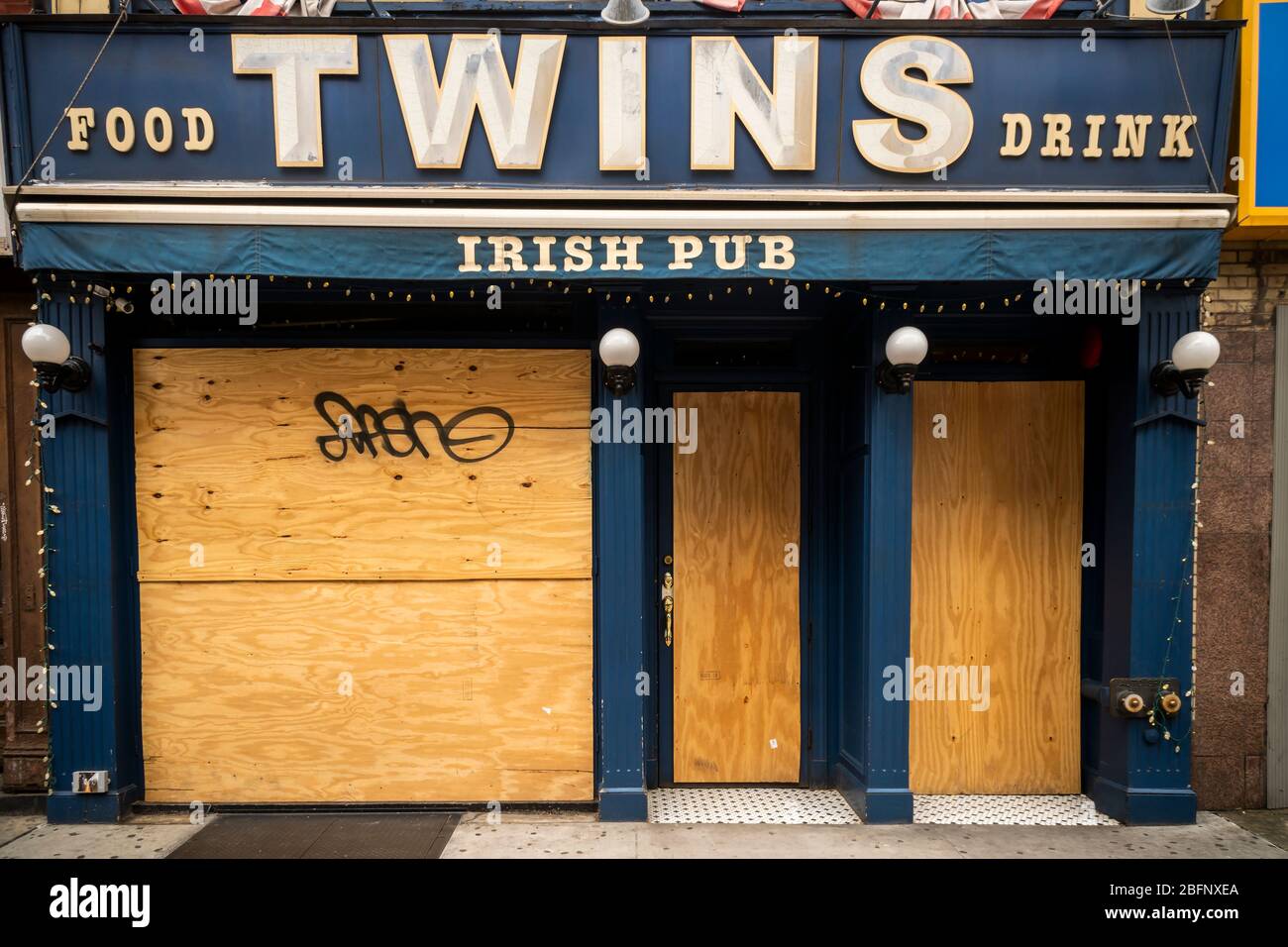 The boarded up closed Twins bar in New York on Tuesday, April 14, 2020. Due to the requirement of social distancing bars and restaurants are closing with restaurants allowed to only do take-out and delivery. (© Richard B. Levine) Stock Photo