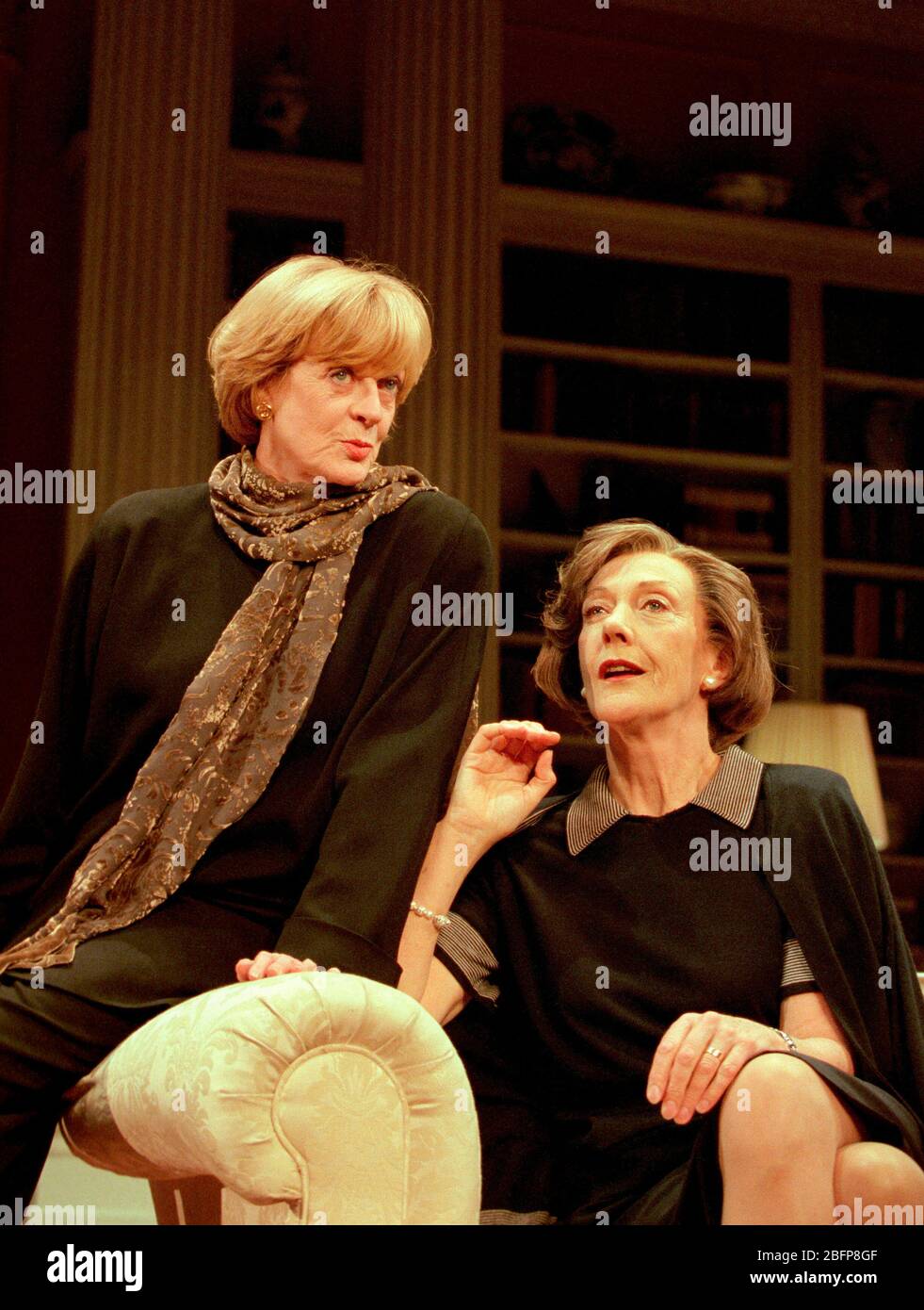 l-r: Maggie Smith (Claire), Eileen Atkins (Agnes) in A DELICATE BALANCE by Edward Albee at the Theatre Royal Haymarket, London SW1  26/10/1997  design: Carl Toms lighting: Howard Harrison director: Anthony Page Stock Photo