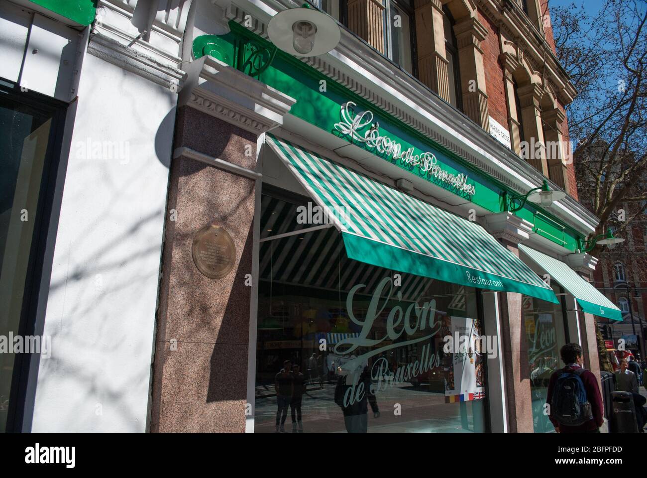 Green Cafe Restaurant Al Fresco Dining Leon de Bruxelles, 24 Cambridge Circus, London, WC2H Stock Photo