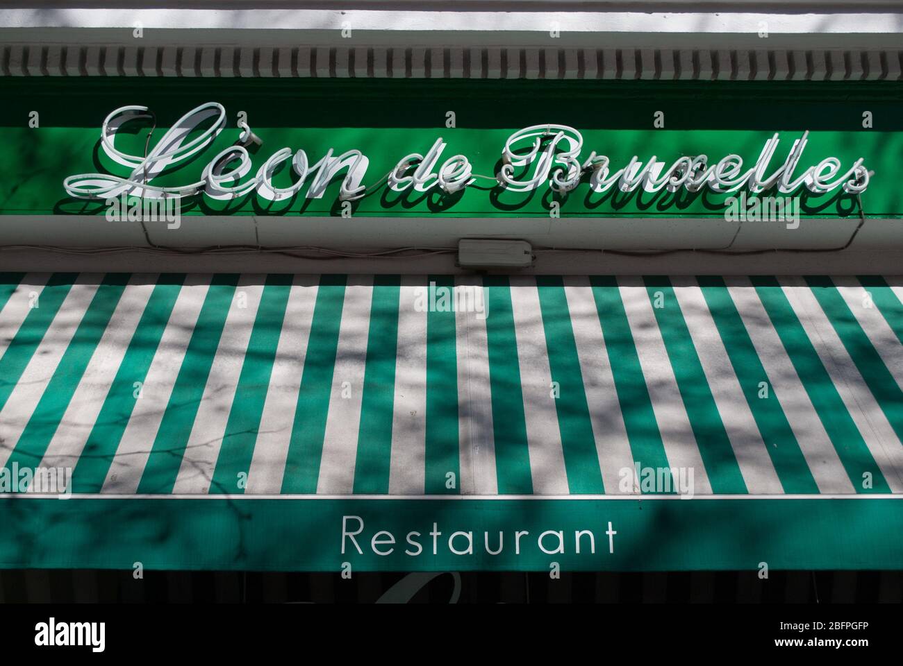 Green Cafe Restaurant Al Fresco Dining Leon de Bruxelles, 24 Cambridge Circus, London, WC2H Stock Photo